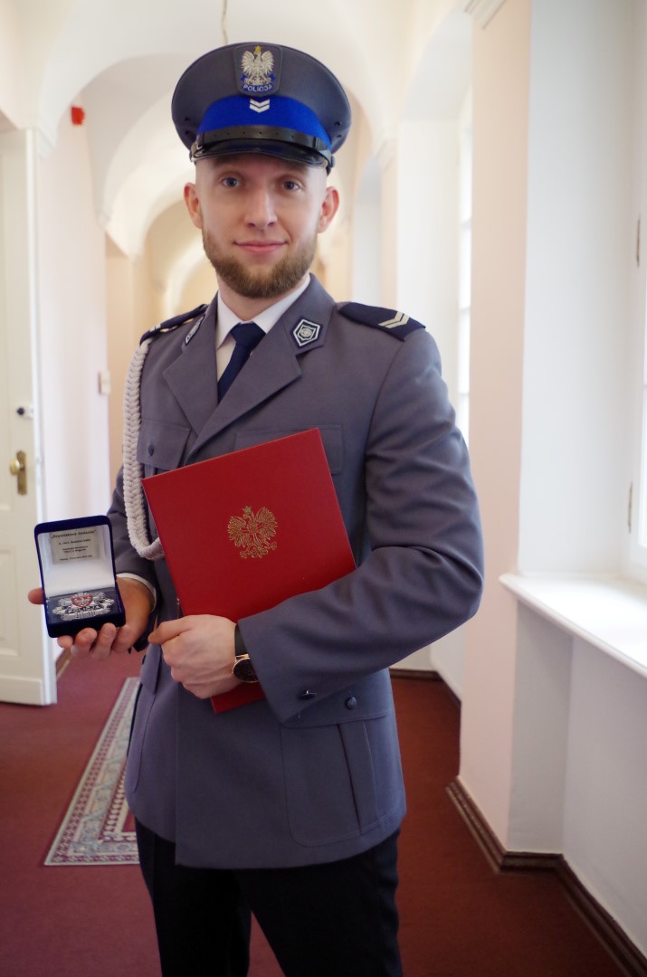 st. sierż. Radosław Karo trzyma w dłoni "Krzyształową Gwiazdę"