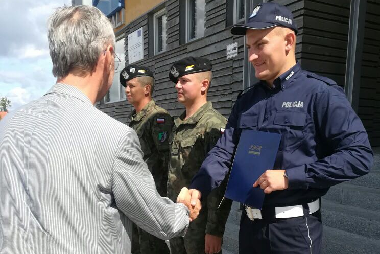 Spotkanie dyrektora OSiR z Dobrego Miasta z policjantem i żołnierzami