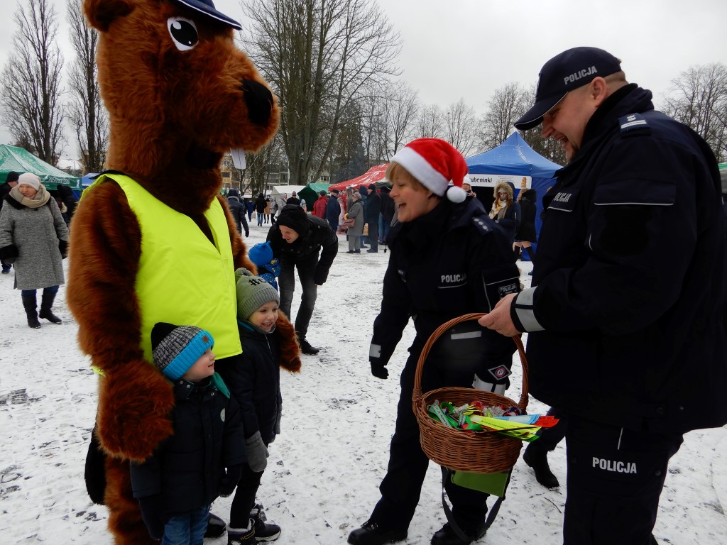 Policjanci podczas Jarmarku Bożonarodzeniowego w Gołdapi