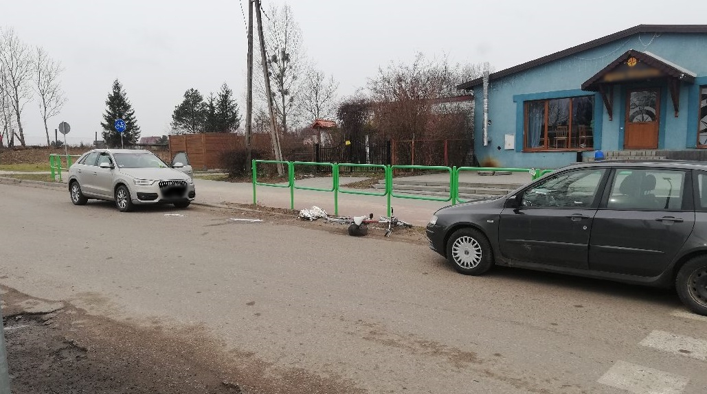 Dwa samochody i przewrócony rower na miejscu zdarzenia