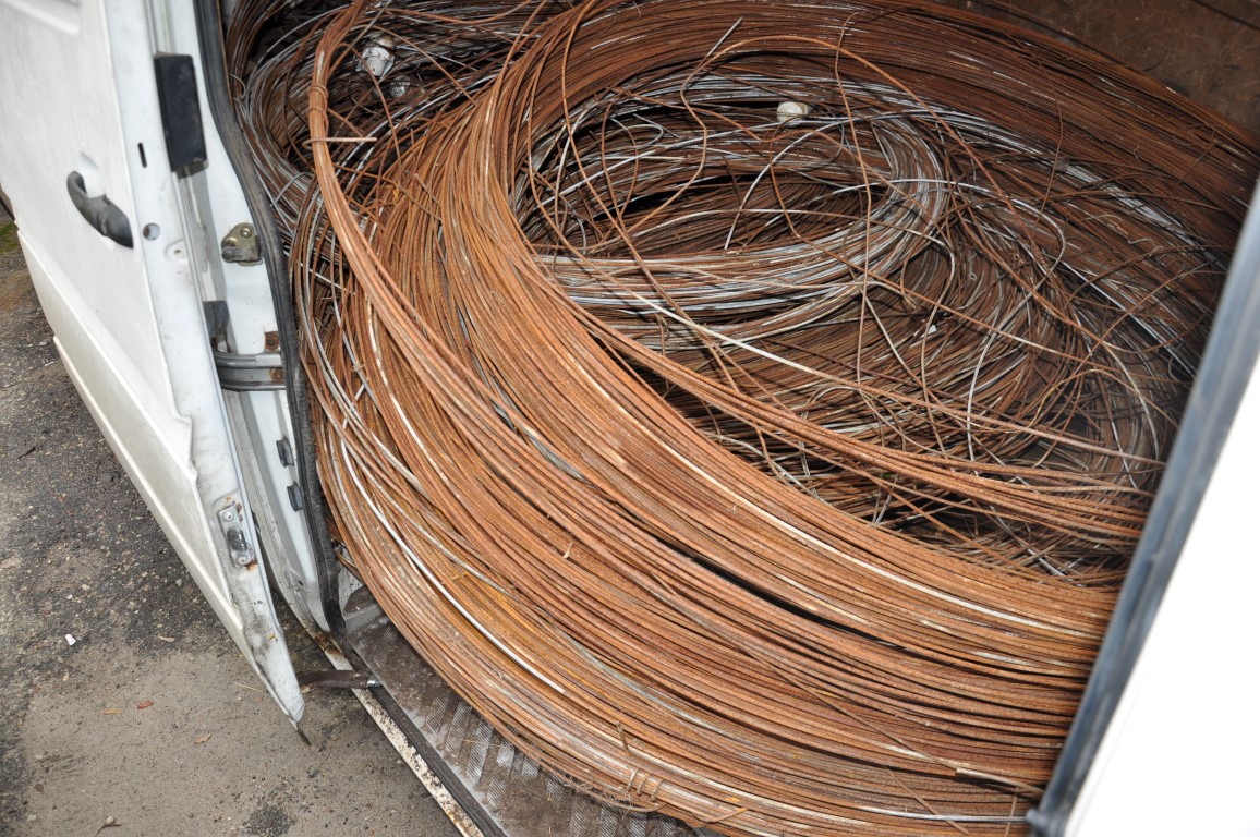 Zwoje metalowych drutów znajdujące się w aucie zabezpieczonym przez policjantów z Pisza