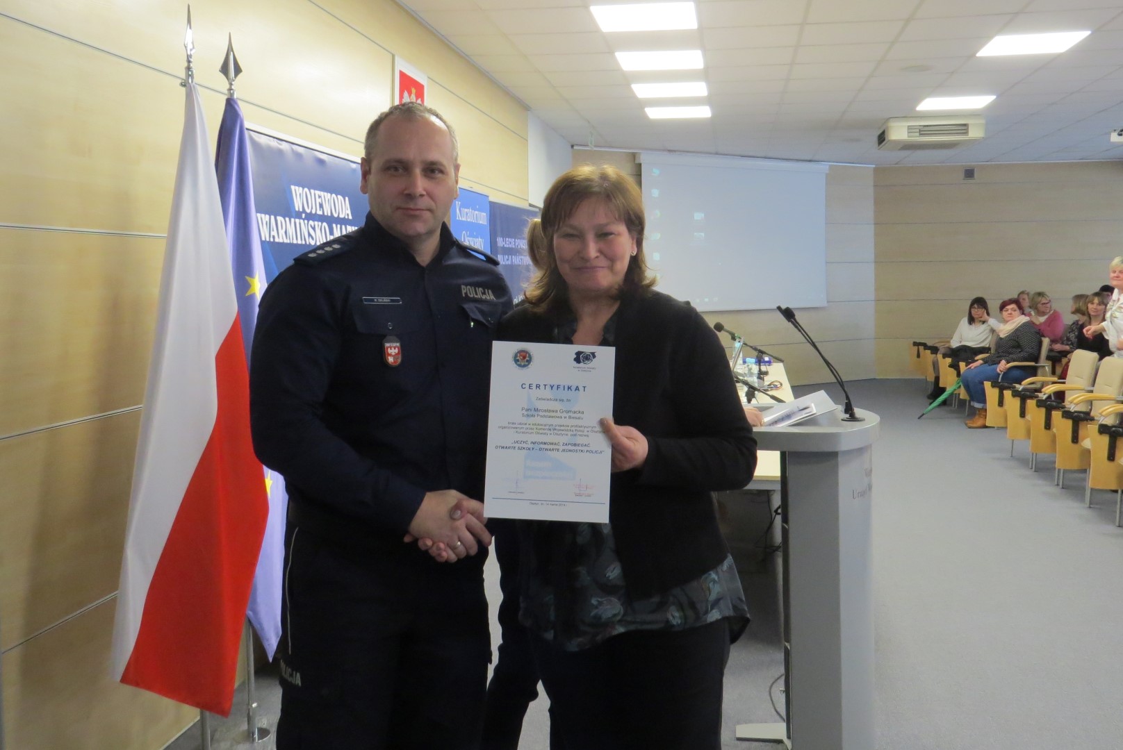 Nauczyciele odbierają certyfikaty w sali Urzędu Wojewódzkiego w Olsztynie