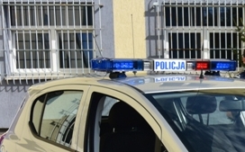 Radiowóz przed budynkiem komendy