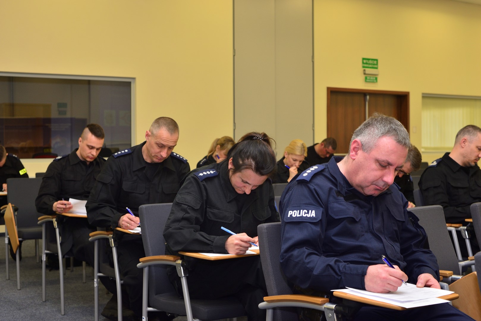 Policjanci podczas rozwiązywania testu