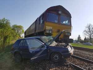Przejazd kolejowy - lokomotywa i uszkodzony vw