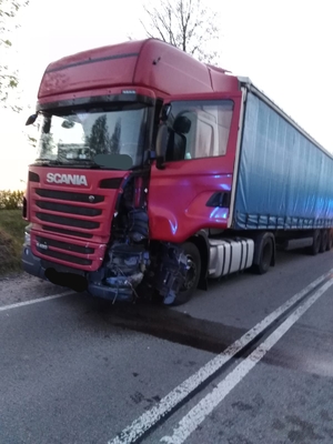 Samochód ciężarowy marki Scania i uszkodzonym przodem po zderzeniu się z motocyklem