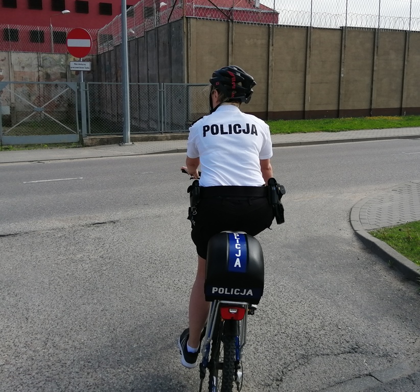 Policjantka jadąca rowerem służbowym