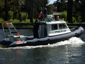 Policyjni wodniacy na łodzi