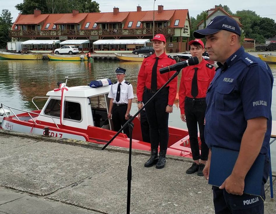 nadkom. Tadeusz Telenga – Komendant Powiatowy Policji w Braniewie przekazuje łódź ochotniczej straży pożarnej