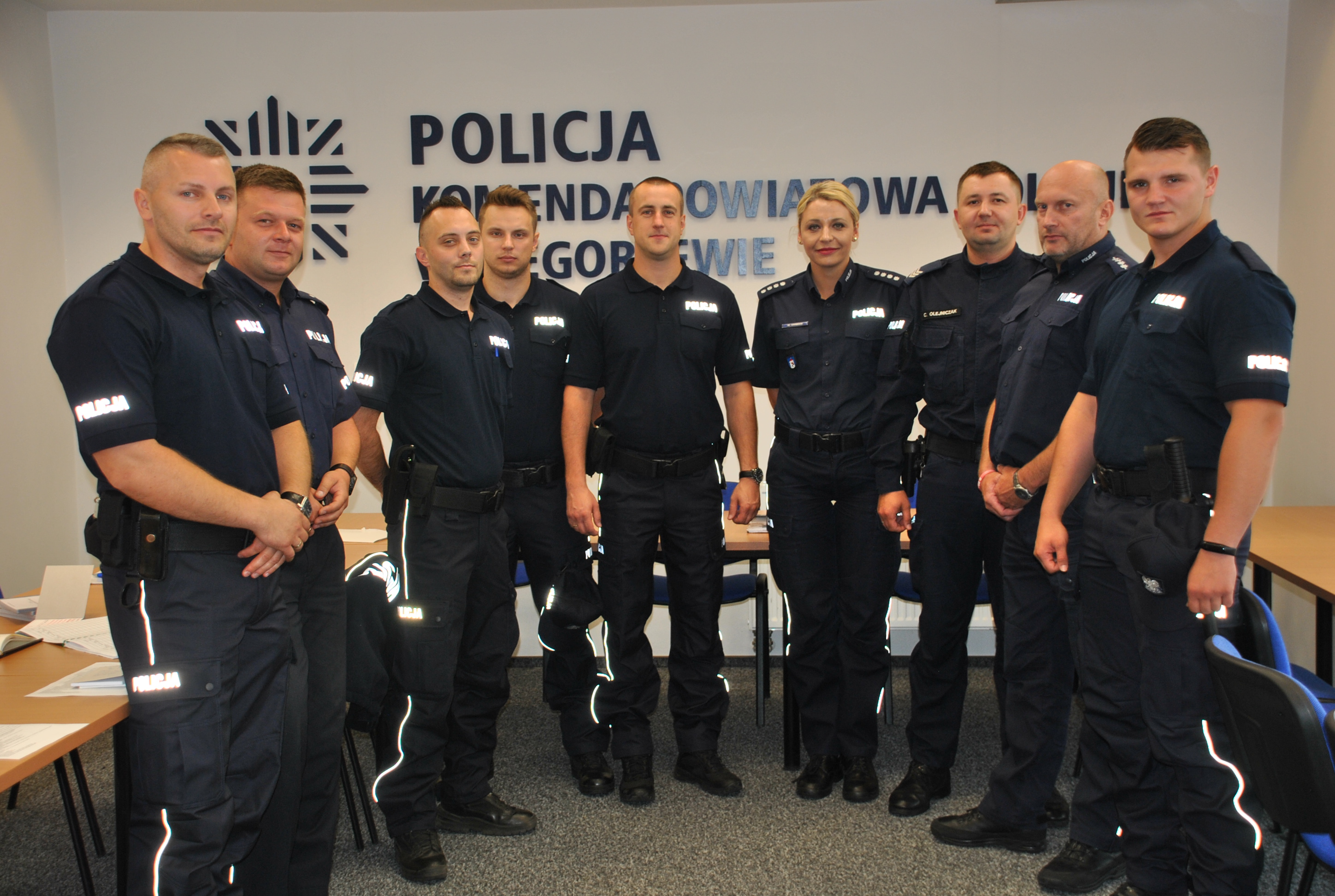 Zdjęcie grupowe 6 policjantów z adaptacji zawodowej z nadkom. Martą Umbras