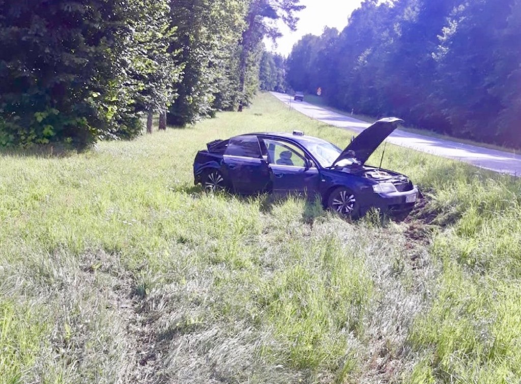 Audi z widocznymi uszkodzeniami