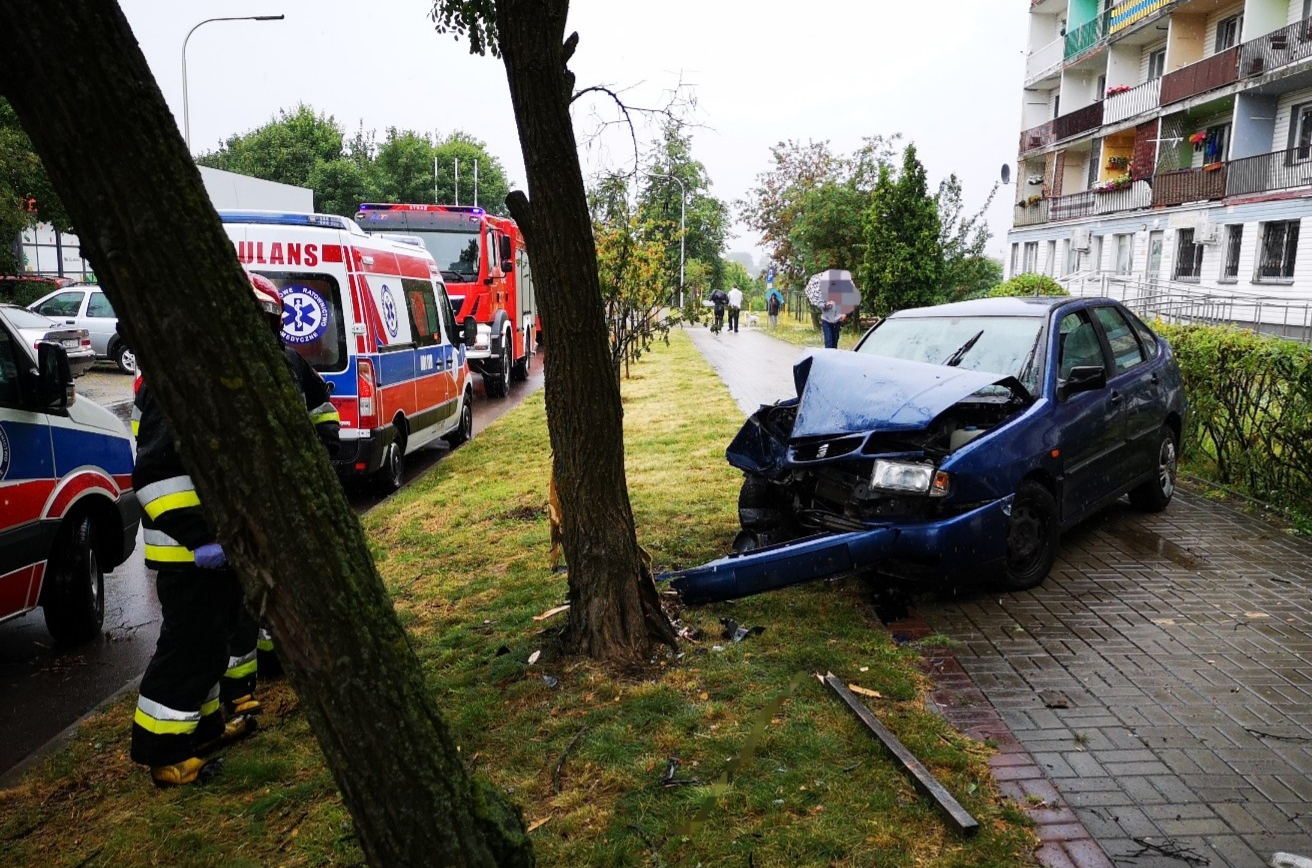 Miejsce zdarzenia drogowego w Działdowie, uszkodzone samochody