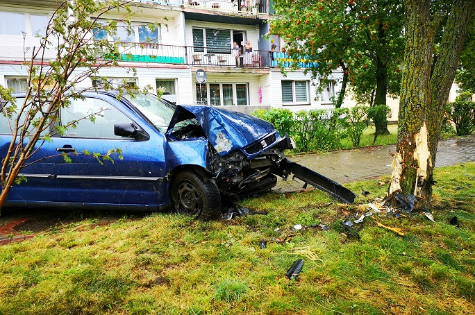 Miejsce zdarzenia drogowego w Działdowie, uszkodzone samochody