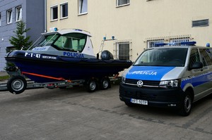 Uczestnicy uroczystego przekazania policjantom łodzi i radiowozu