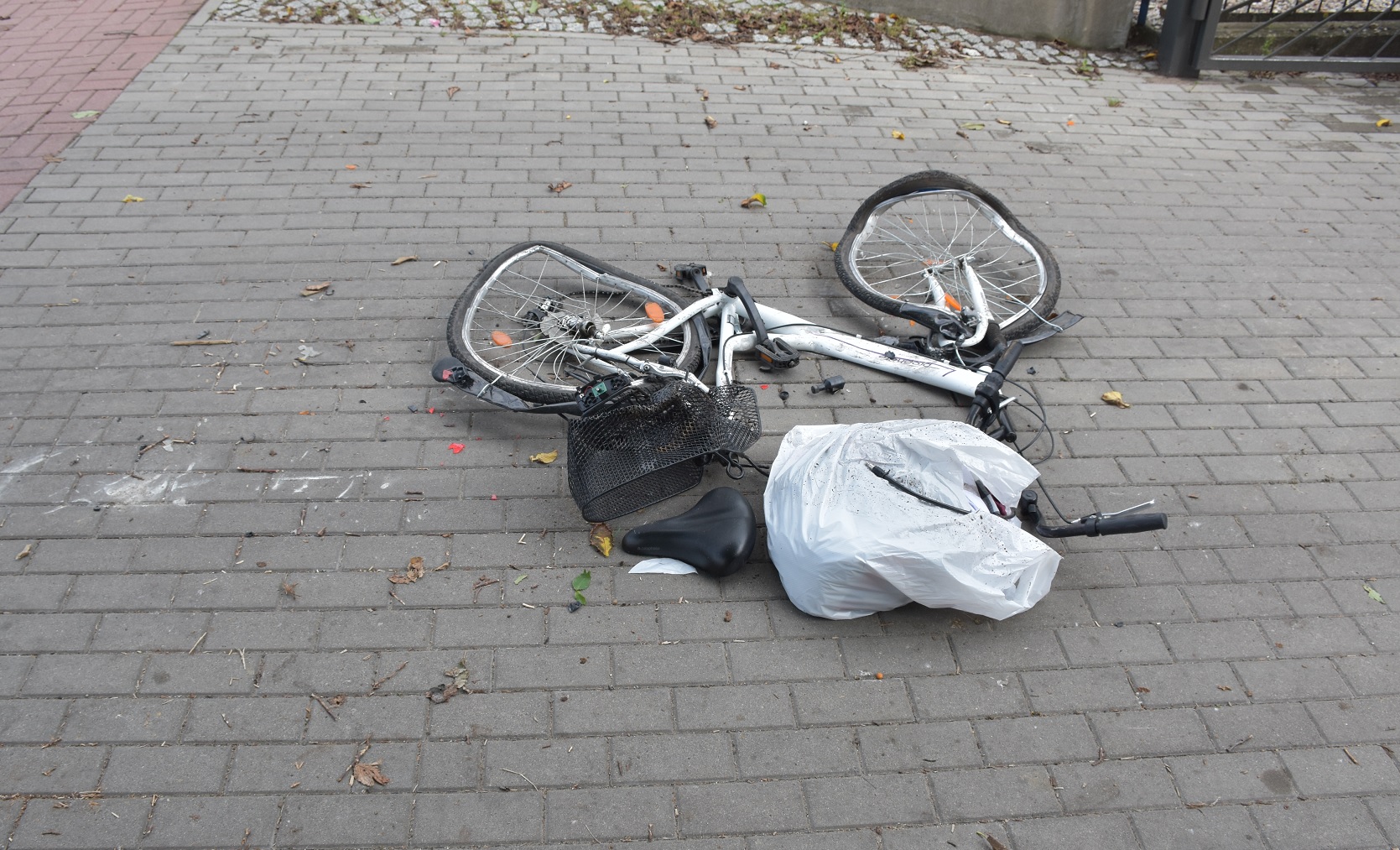 Miejsce zdarzenia drogowego w Działdowie. Uszkodzony rower