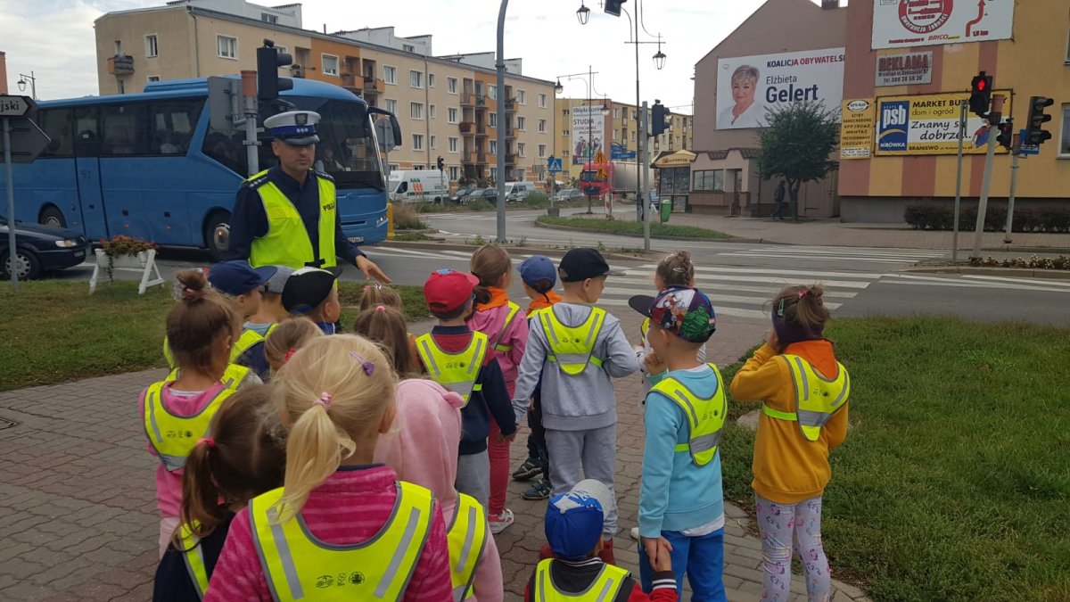 dzieci na spacerze razem z policjantem