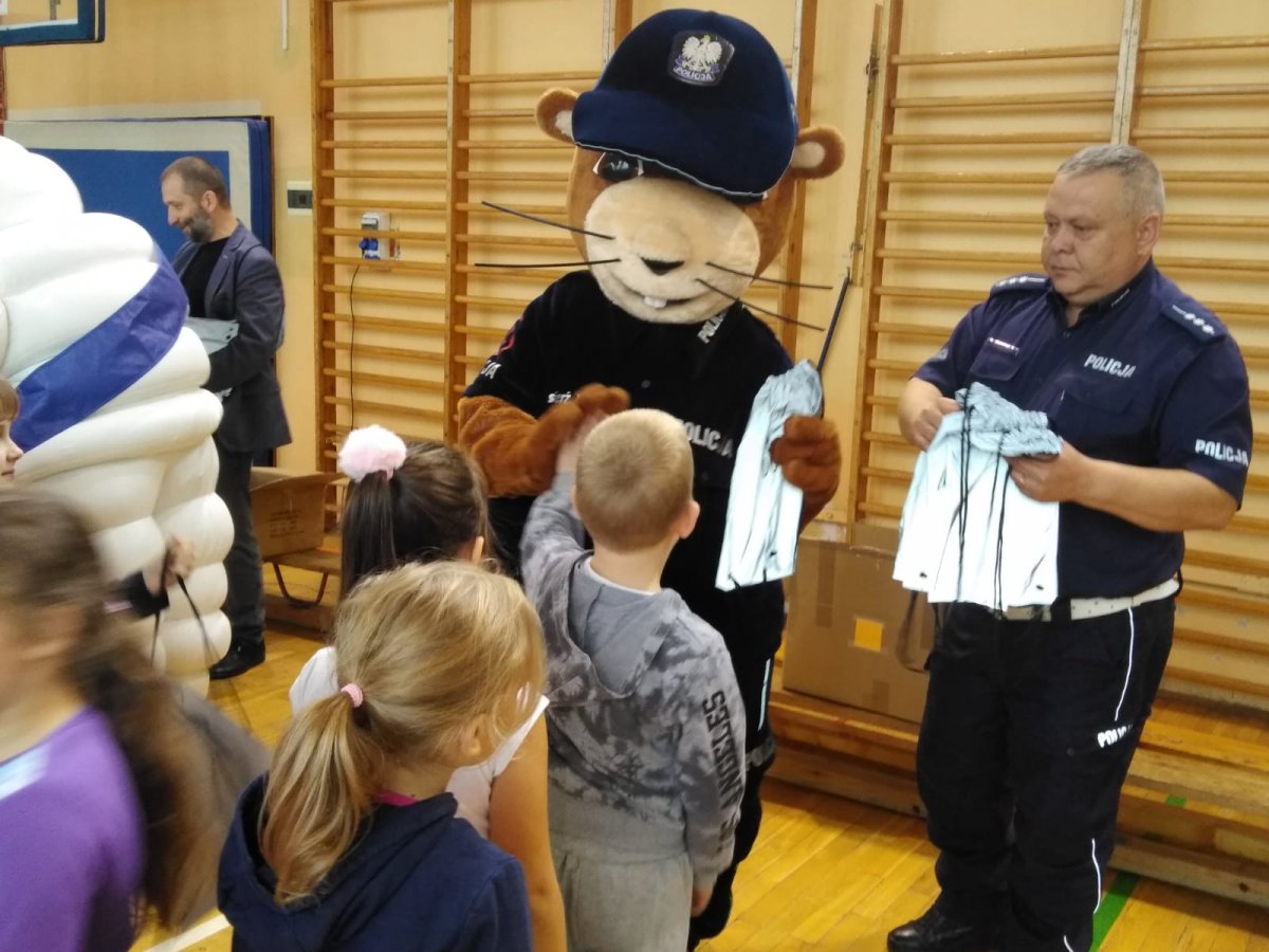 Dzieci podczas spotkań z policjantami oraz przedstawicielami firmy Michelin