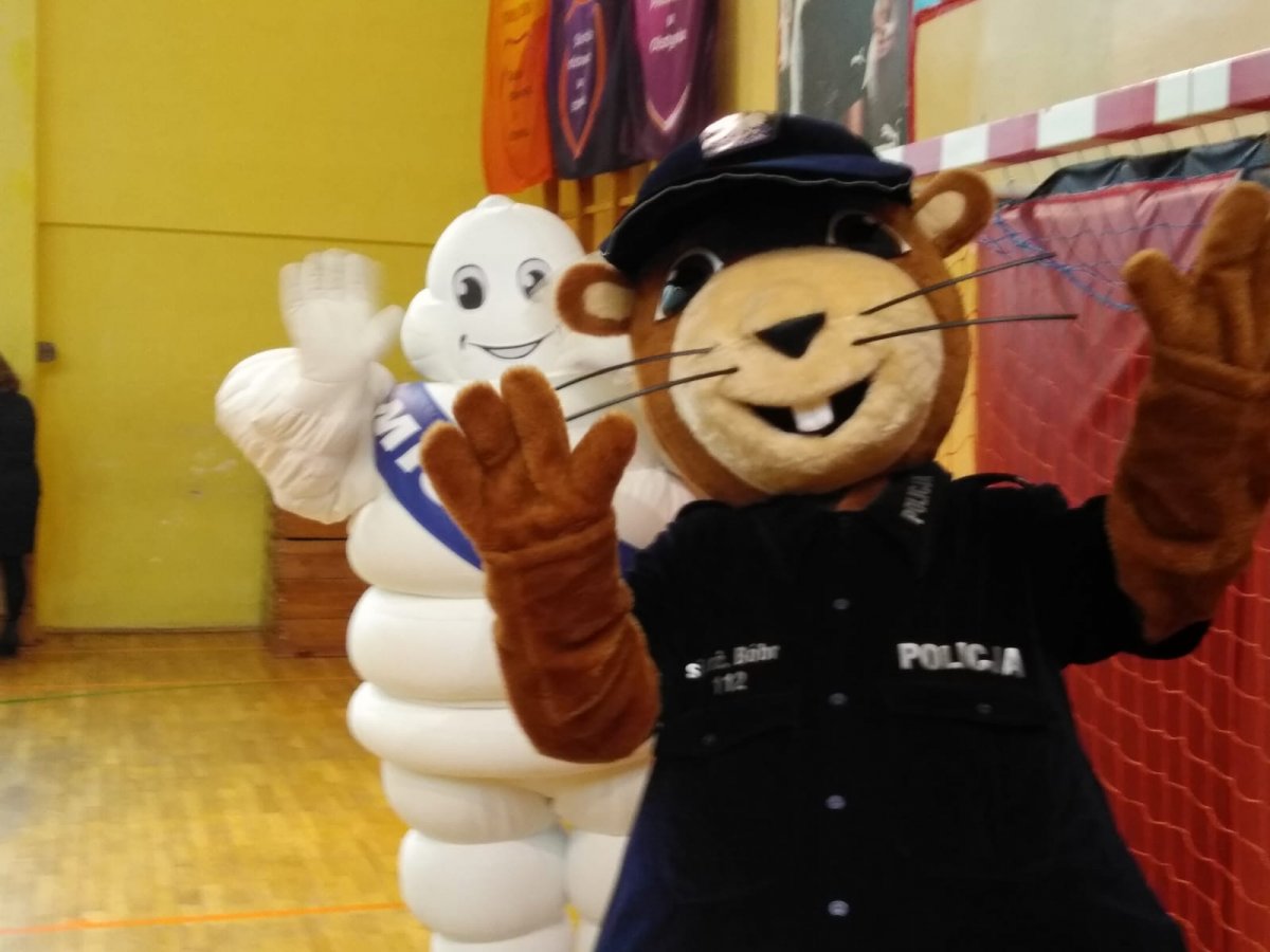 Dzieci podczas spotkań z policjantami oraz przedstawicielami firmy Michelin