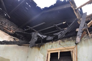 Wnętrze spalonego budynku