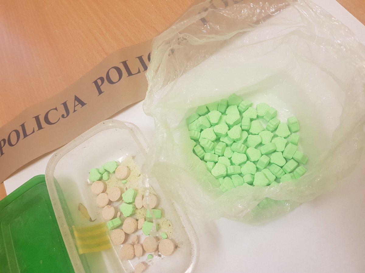 Zabezpieczonych 95 sztuk tabletek ekstazy koloru zielonego i pomarańczowego