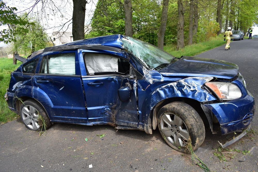 Miejsce zdarzenia drogowego w powiecie nowomiejskim, rozbity samochód na drodze