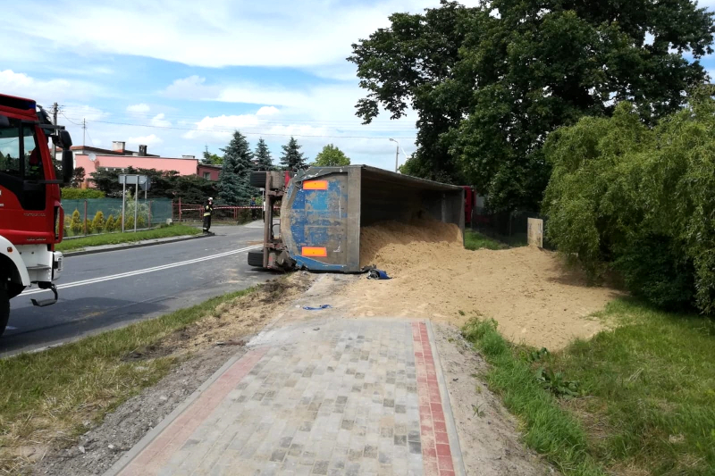 Miejsce zdarzenia drogowego w powiecie iławskim. Ciężarówka leżąca na jezdni
