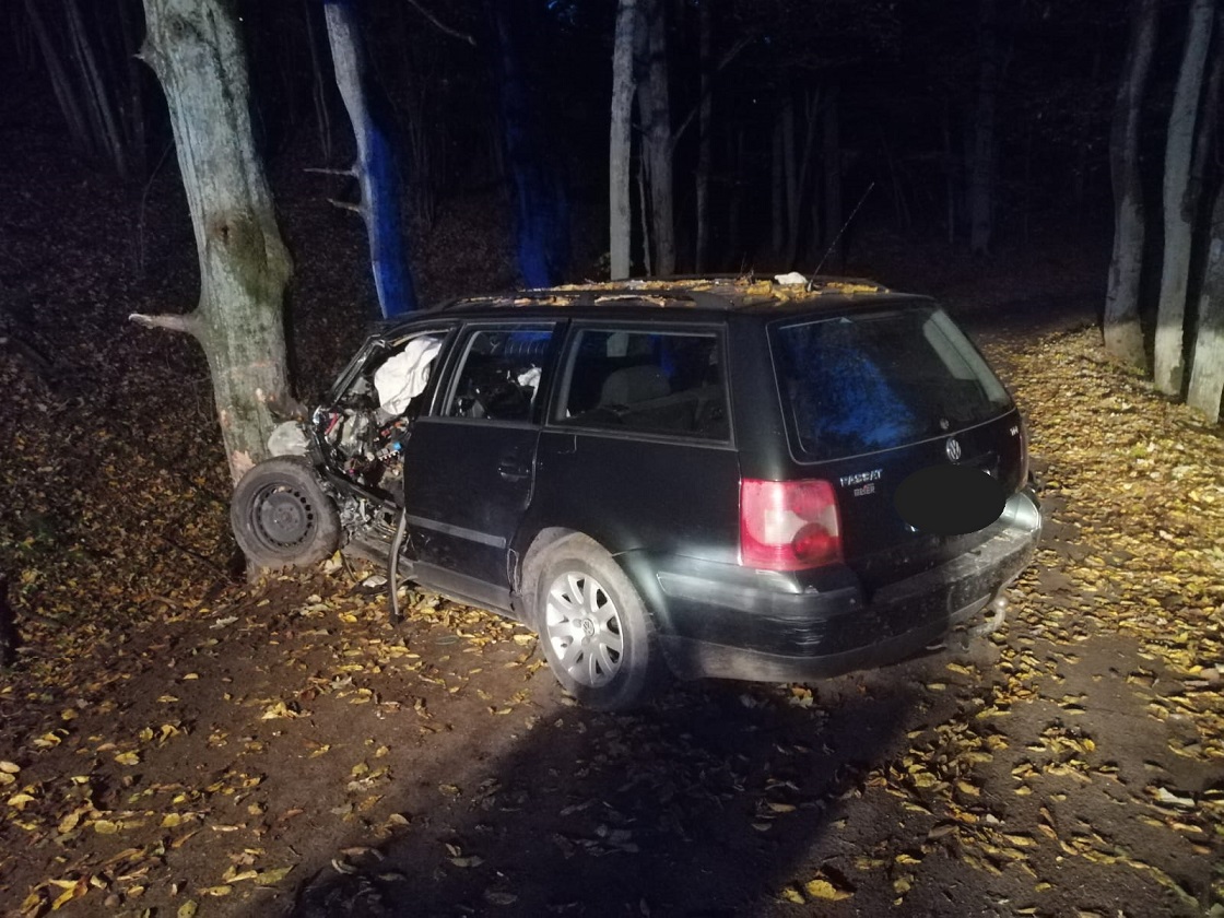 Rozbity samochód stojący przy drzewie, w które wcześniej uderzył