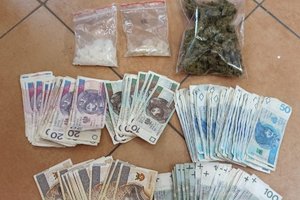 Narkotyki w woreczkach i pieniądze zabezpieczone przez policjantów