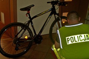 Policjant przy odzyskanym rowerze