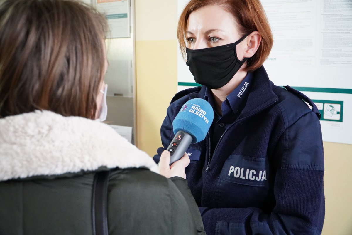 Policjantka stojąca przed mikrofonem Radia Olsztyn