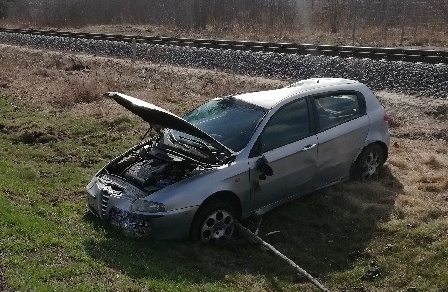Uszkodzony samochód Alfa Romeo na polu poza drogą