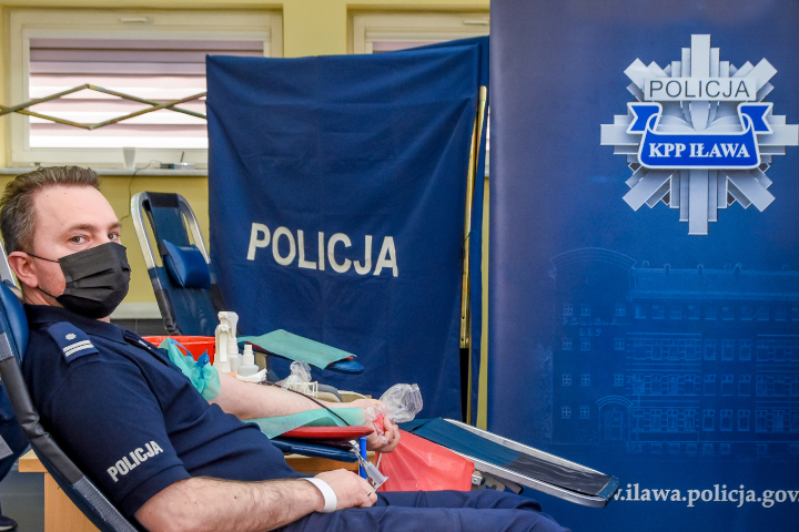 Komendant Powiatowy Policji w Iławie podczas donacji