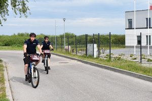 dwóch policjantów na rowerach