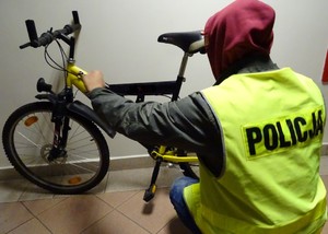 policjant przy rowerze
