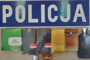 Napis policja i zabezpieczone perfumy