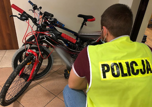 policjant przy odzyskanych rowerach
