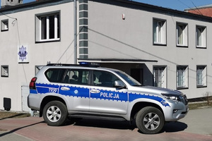Radiowóz stojący przed Komisariatem Policji w Rucianem-Nidzie