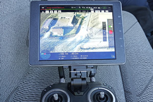 Monitor i kontroler drona uczestniczącego w policyjnych działaniach