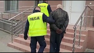 Zatrzymany mężczyzna prowadzony przez policjantów