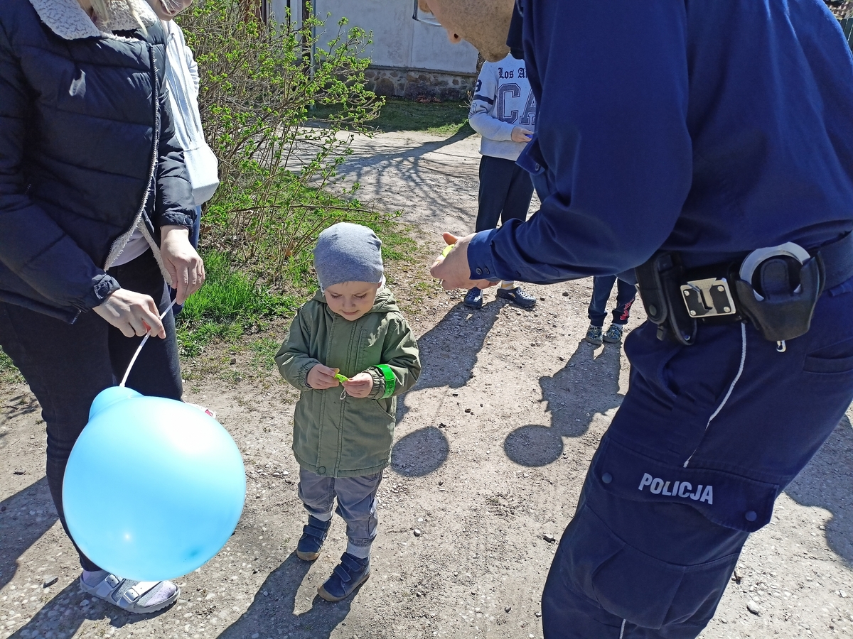 policjanci rozdawali dla dzieci balony i odblaski