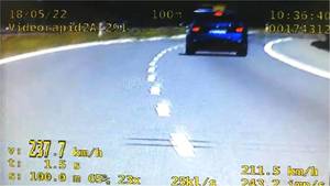 zdjęcie z videorejestratora pojazdu który przekracza prędkość