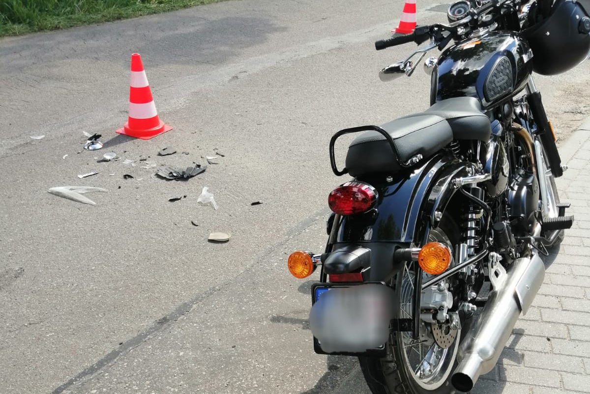 Uszkodzony motocykl stojący na drodze
