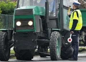 policjant kontroluje kierującego traktorem