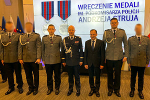 Odznaczeni policjanci oraz Komendant Główny Policji i Minister Spraw Wewnętrznych i Administracji