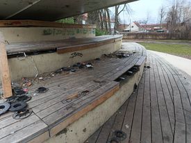 Uszkodzone ławki w amfiteatrze