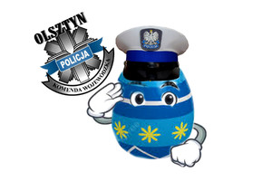 Pisanka w policyjnej czapce i logo KWP w Olsztynie po lewej stronie