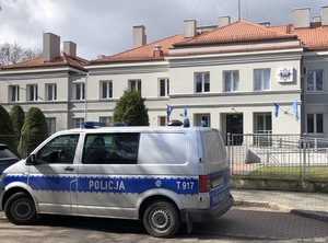 Radiowóz przed budynkiem Komendy Powiatowej Policji w Piszu