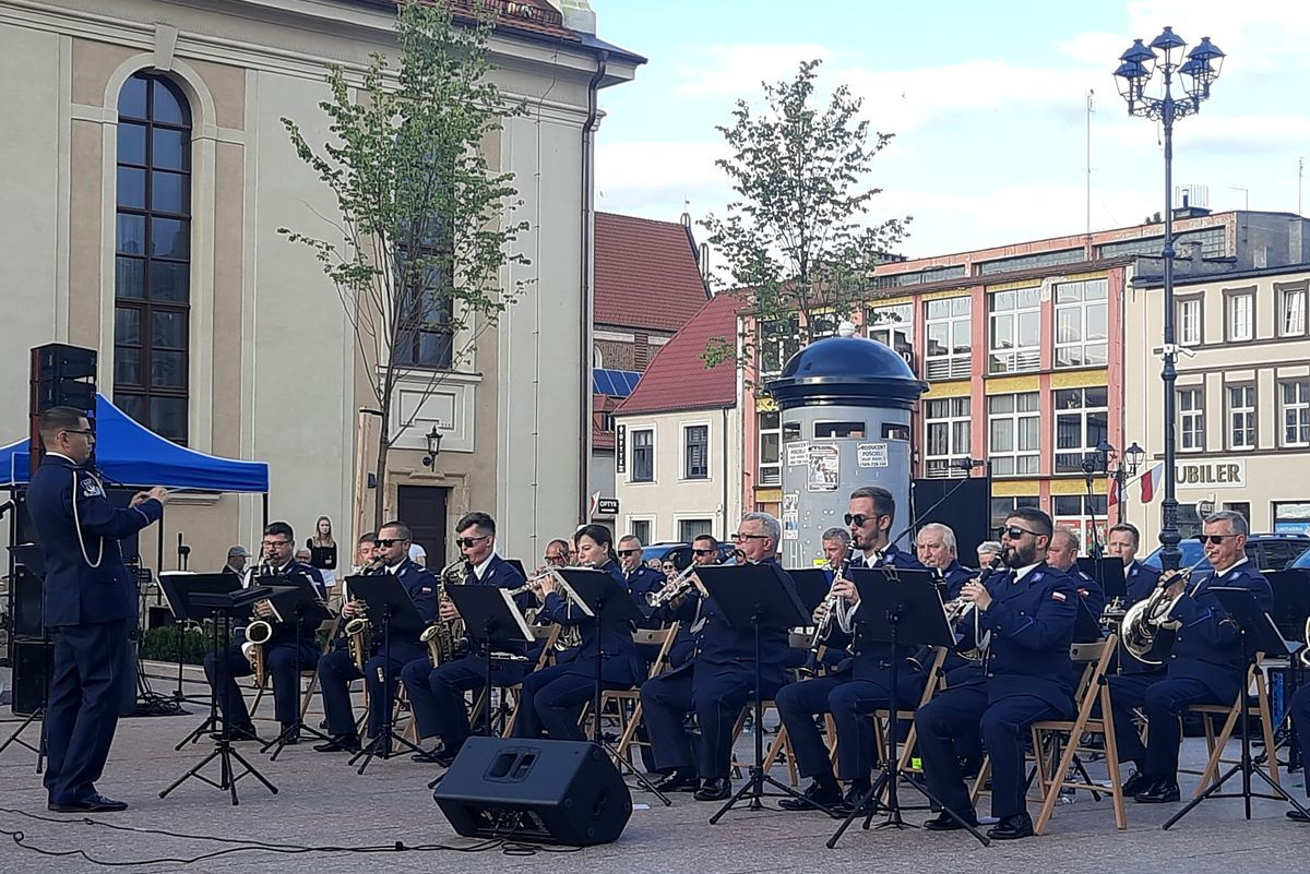 Orkiestra podczas występu na placu w mieście