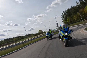 Policyjne motocykle na drodze
