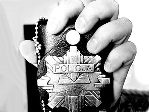 Policyjna odznaka trzymana w dłoni